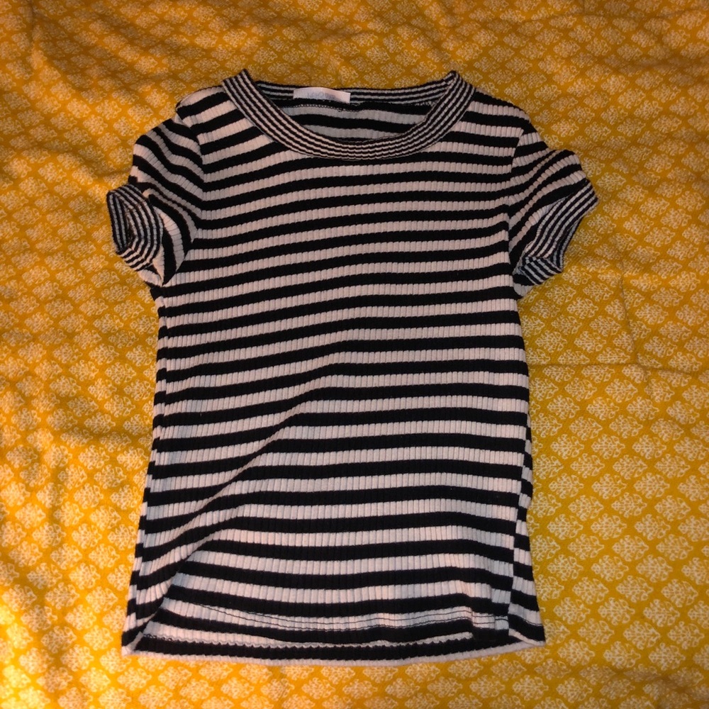 Small black and white t shirt